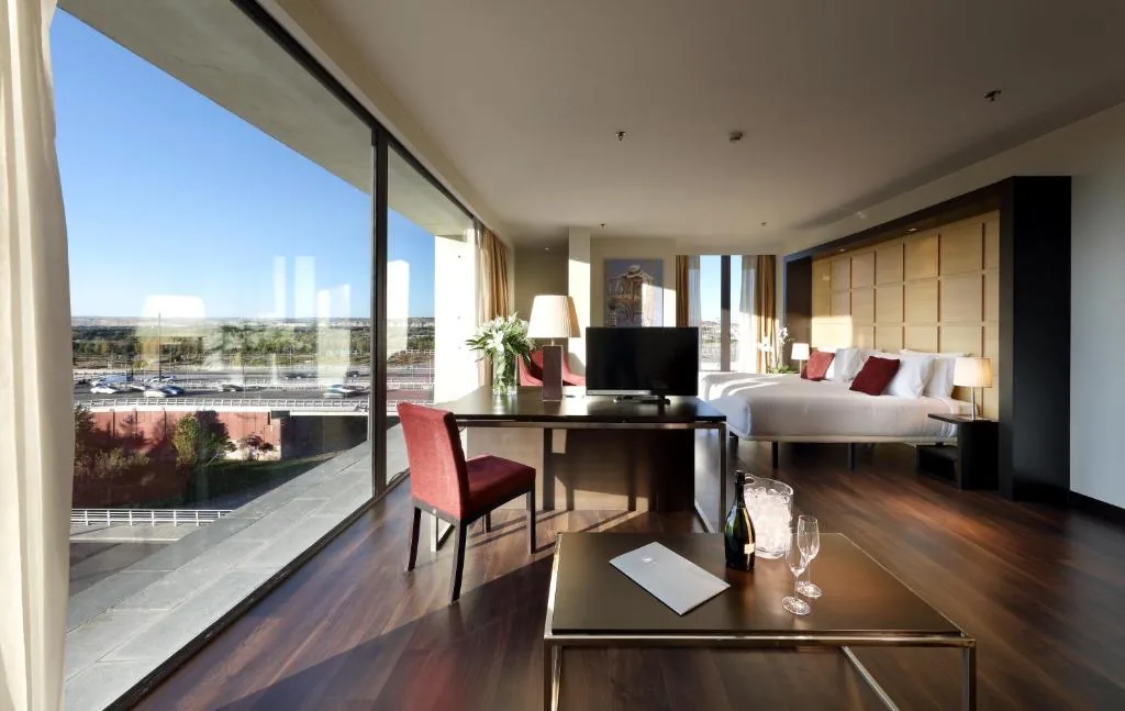 Habitación del Hotel Husa Puerta de Zaragoza con vistas a la estación Delicias