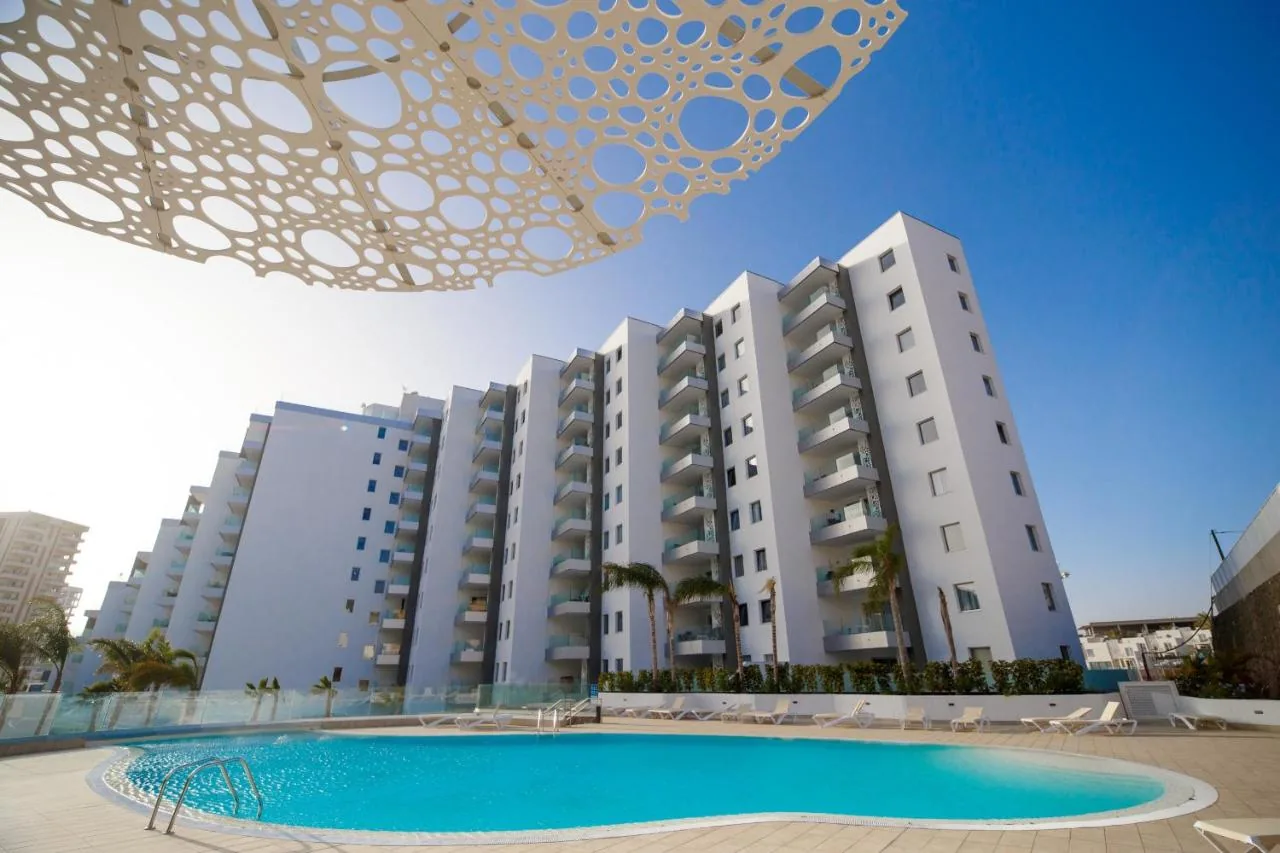 Edificio Ocean Garden terminado, con piscina, en Santa Cruz de Tenerife