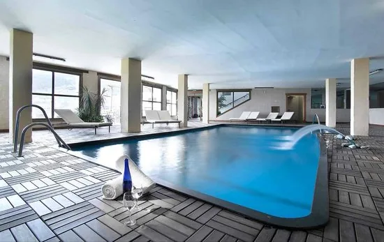 Piscina interior y zona de spa de un hotel