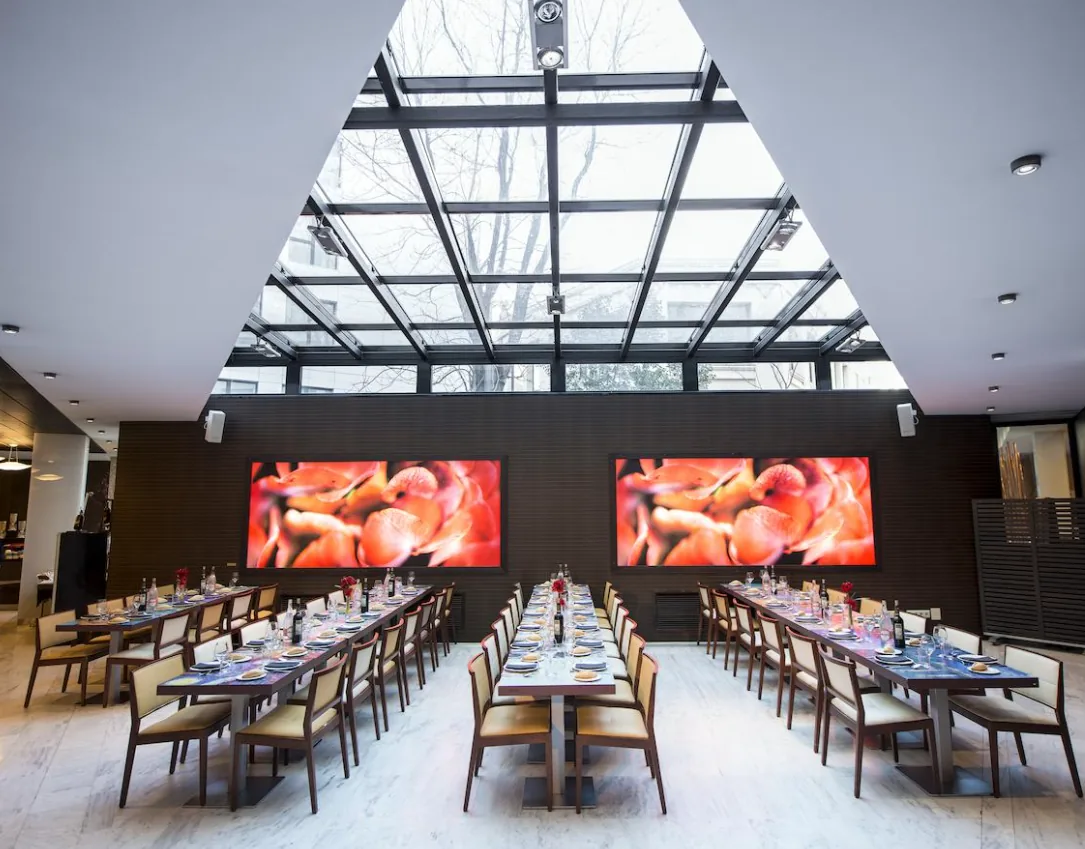 Salón de banquetes de un hotel con montaje de mesas