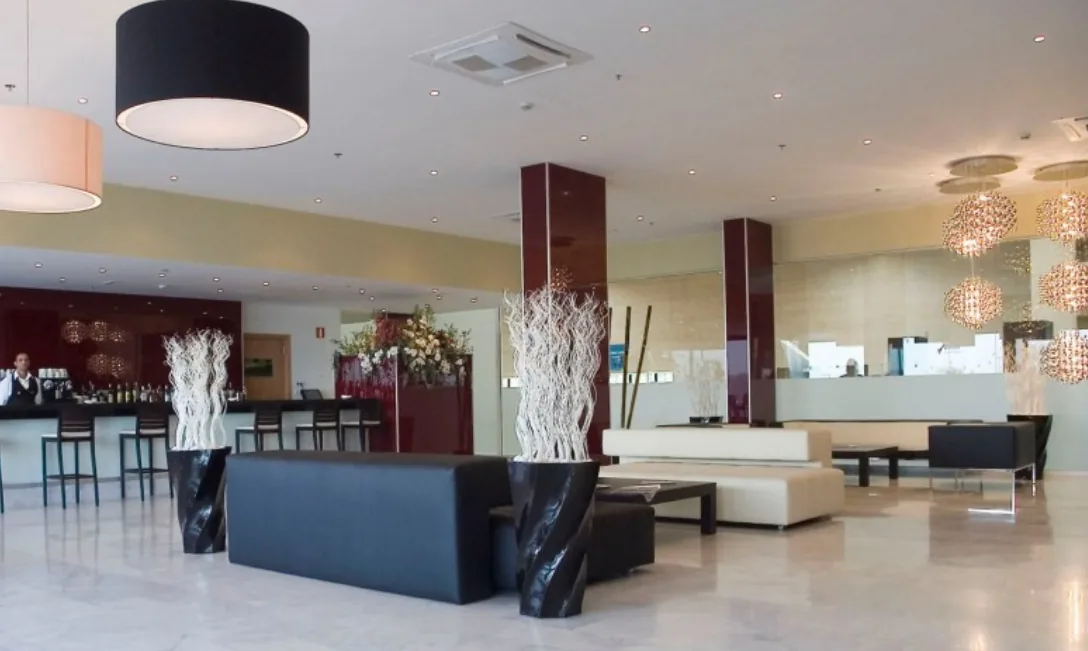 Lobby y zona de bar de un hotel urbano