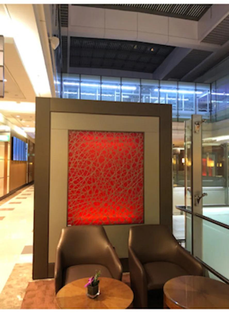 Lounge de aeropuerto con panel retroiluminado
