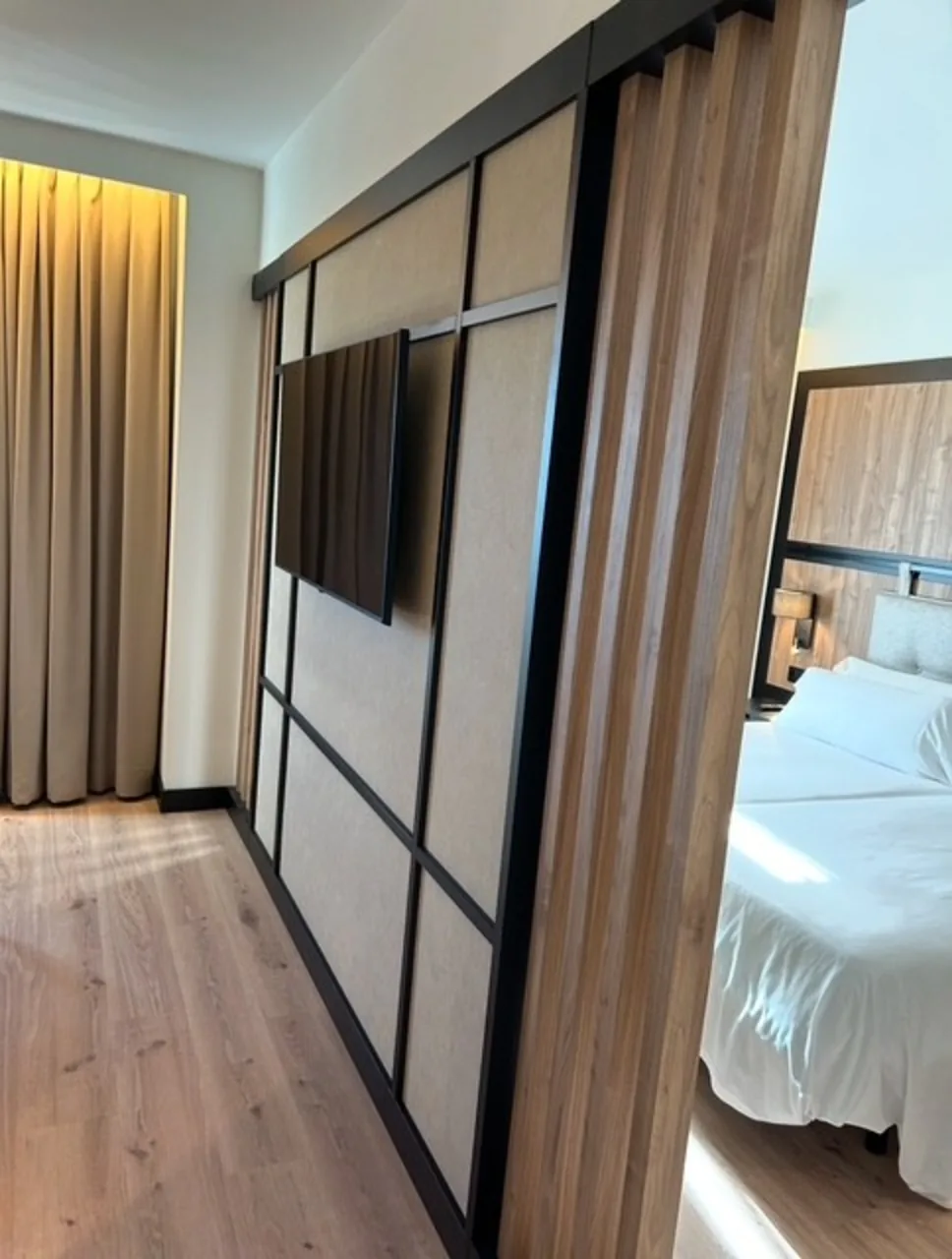 Frente de armario y separación de dormitorio en madera