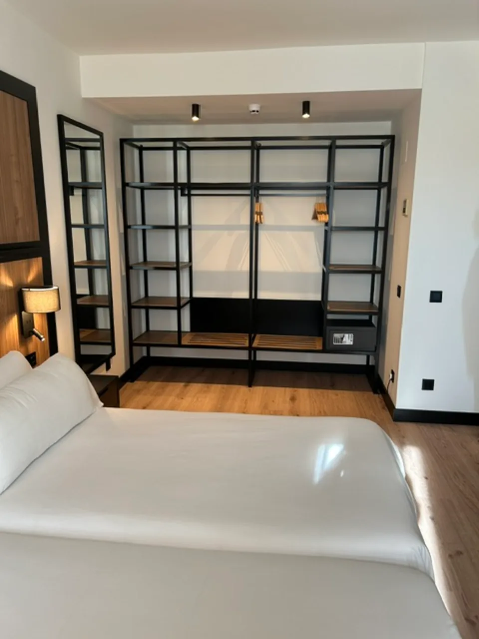 Estantería metálica y zona de equipaje de una habitación